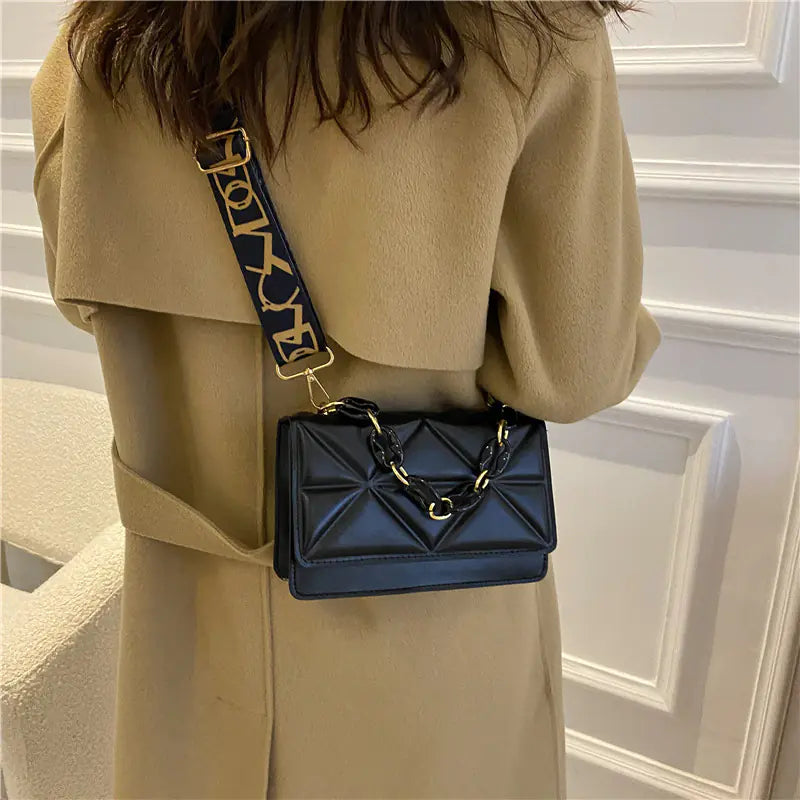 Chic Women's Shoulder Bag - Fall 2022 Fashion Trend