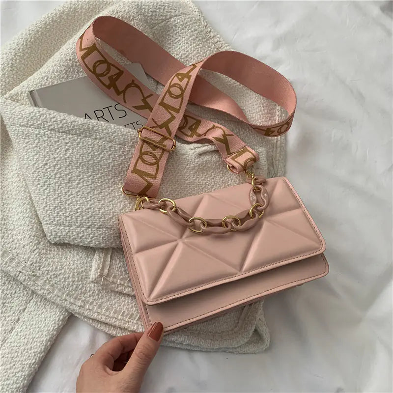 Chic Women's Shoulder Bag - Fall 2022 Fashion Trend