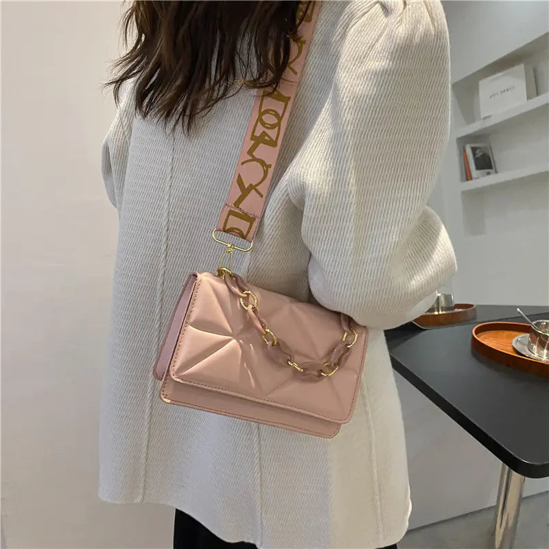 Chic Women's Shoulder Bag - Fall 2022 Fashion Trend