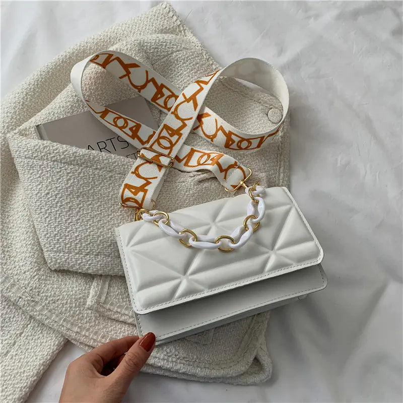 Chic Women's Shoulder Bag - Fall 2022 Fashion Trend